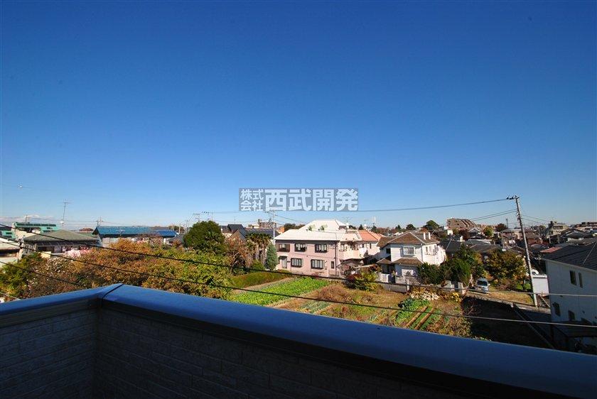 View photos from the dwelling unit. 1 Building view (November 2013) Shooting