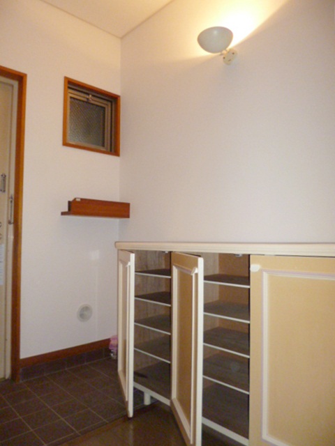 Entrance. You can store plenty also shoebox