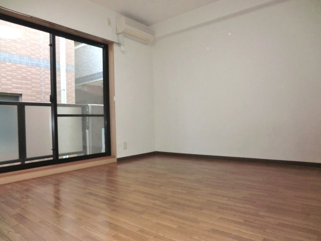 Living and room. ☆ It is equipped with 1 groups air conditioning ☆