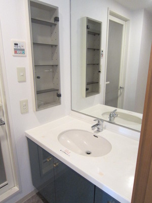 Washroom. Accessories can be stored!