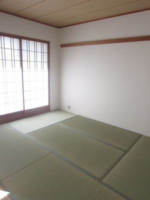 Living and room. Japanese-style room 6 quires! You can use to connect with the living!