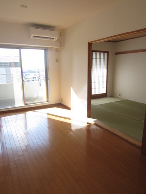 Living and room. It is a relaxation space and spacious!