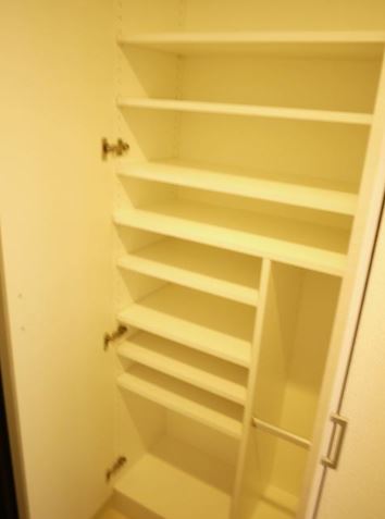 Entrance. Plenty capable of storing shoes BOX