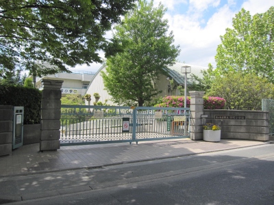 Primary school. Nakamachi up to elementary school (elementary school) 1300m