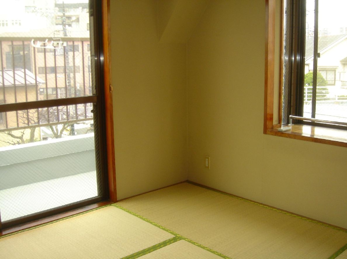 Living and room. Sunny.