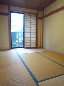 Living and room. 6 is a Pledge entrance side of the Japanese-style. 