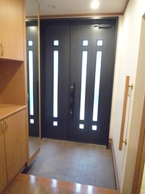 Entrance. It is the entrance of the spread with a shoe rack. 