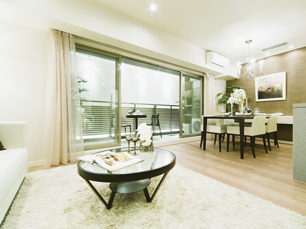 LD seen toward the balcony side. Adopt a center open sash open feeling of the wide living landscape is utilized to the full extent