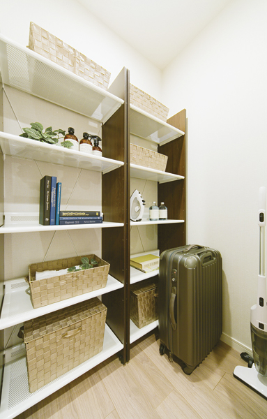 Closet which is installed along with the shoe closet. Inspiring the amount of storage that ensures the width of about 0.8 tatami