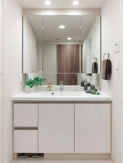 Bathing-wash room.  [Powder Room] Vanity with a large easy-to-use three-sided mirror. The Kagamiura, You can store the cosmetics and hair-dryer.