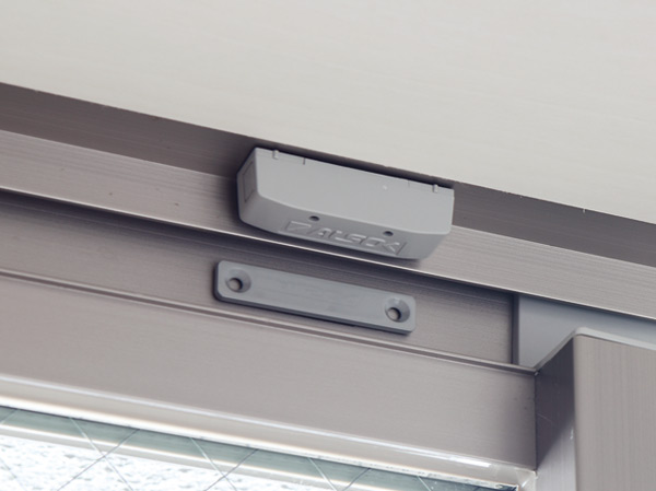 Security.  [Security sensors] An alarm sounds and the entrance door or window is opened at the time set, Owl Problem to 24 Center.   ※ FIX window ・ Except surface lattice with window