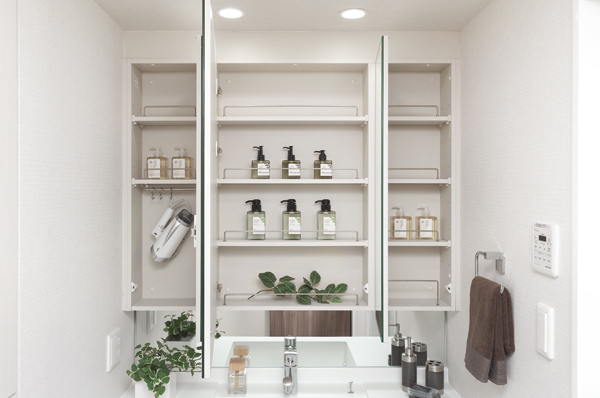 Ensure abundant storage space in the three-sided mirror back of vanities. Dryer hook is also useful ( ※ 1)