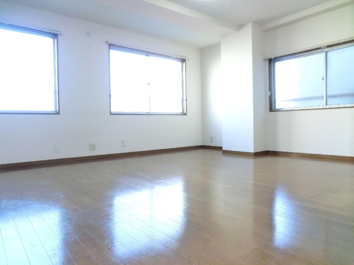 Living and room. Two-sided lighting ・ It is a popular corner room