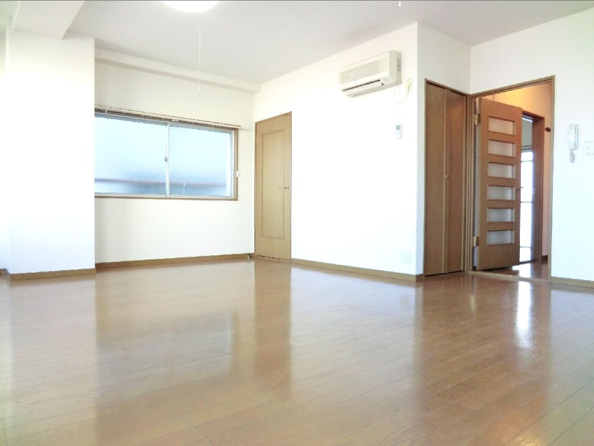 Living and room. Spacious is the living room of 12 quires