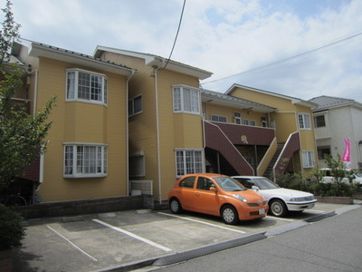 Building appearance. There is on-site parking free