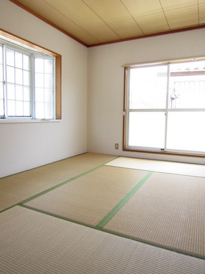 Living and room. Well-ventilated is a good room in the corner room two sides lighting