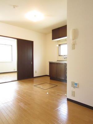 Living and room. There is under-floor storage can also be secured dining space