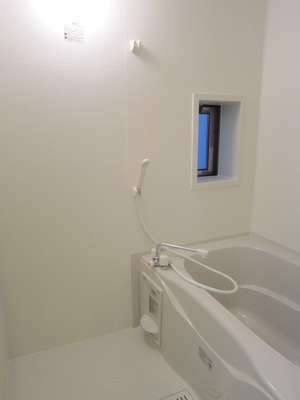 Bath. Window with! I can ventilation!