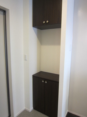 Entrance. Cupboard! Decorate small items!