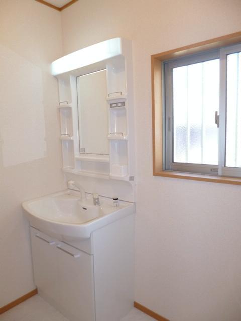 Wash basin, toilet. 1 Building: Indoor (11 May 2013) Shooting