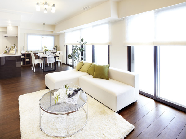 Room and equipment. Southeast ・ Bright and relaxed space sunlight enters plenty from the window of the two faces of the south-west.  ※ Indoor photo of the web is including model Room C type (some paid option, It was taken at application deadline Yes).