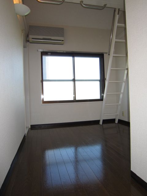 Living and room. Rooms clean flooring