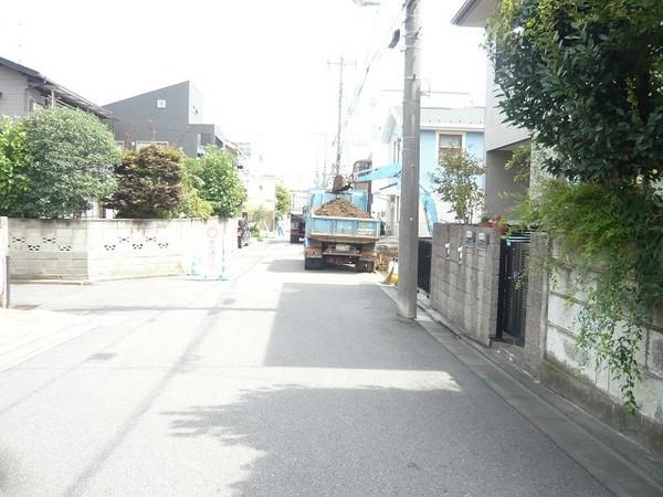 Local photos, including front road. It is less the front road of traffic. It is safe residential environment can have small children.