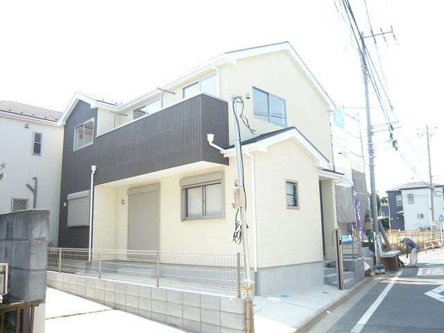Rendering (appearance). Compartment front side is three-storey, Back will building a two-story house.