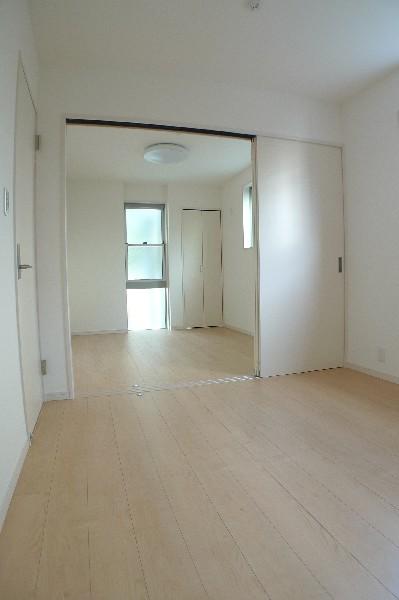 Non-living room. Breadth of "10.6 Pledge" first floor two rooms in the partition open.