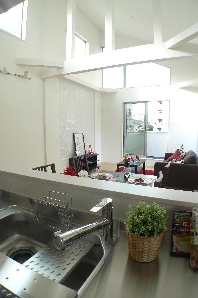 Kitchen. Face-to-face kitchen is momentum also conversation with the living.