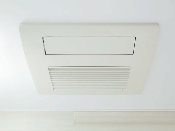 Bathing-wash room.  [Bathroom heating dryer] Quickly eliminate the moisture in the bathroom. Not only inhibit fungal, In the rain dryer and heating ・ Also it combines cool breeze effect.