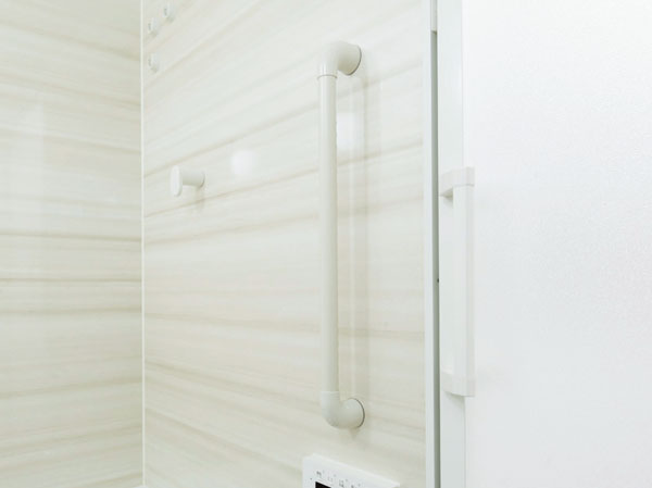 Bathing-wash room.  [Bathroom handrail] Or support the body at the time of entry and exit of in the bathtub, It has also established a safe handrail when children bathing.