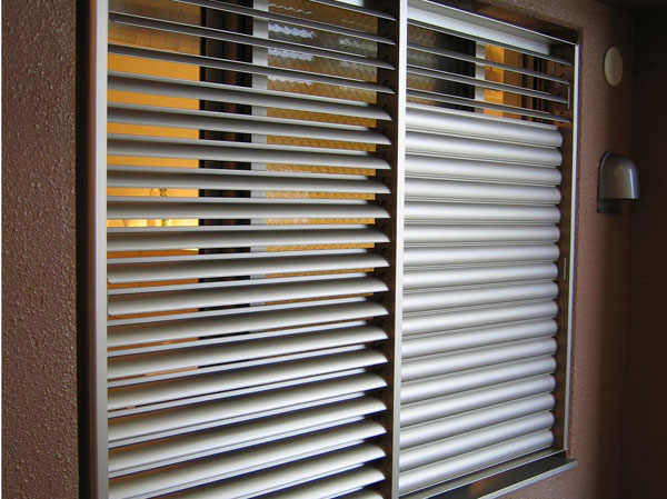 Security.  [Louver surface lattice] Adopt a "louver surface grid" to freely angle is changed in the room facing the outside corridor. Privacy has been consideration to ensure. (Amenities are all the same specification)