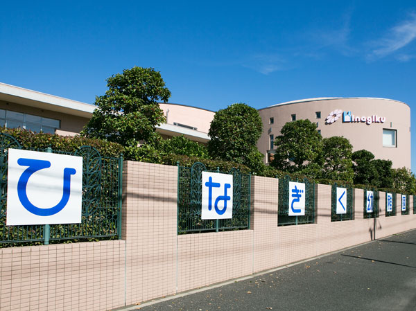 Surrounding environment. Daisies kindergarten (about 160m, 2-minute walk / West Residence, About 170m, 3-minute walk / East Residence)