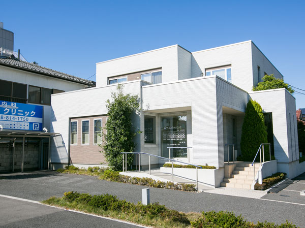 Surrounding environment. Employment clinic (about 410m, 6 mins / West Residence, About 400m, A 5-minute walk / East Residence)