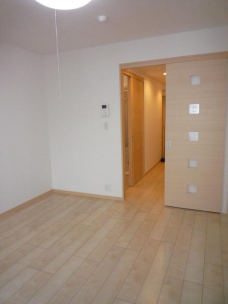 Living and room. 6.8 Pledge spacious room