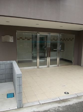 Entrance. A comfortable new life in a convenient station near the apartment