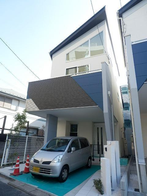 Parking lot. ◆ Wooden three-story