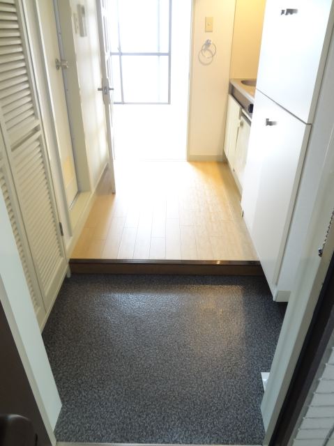 Entrance. You can use a wide entrance is spacious because there is a large shoebox there. 