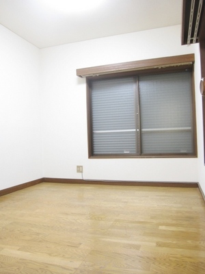 Living and room. There are also shutters