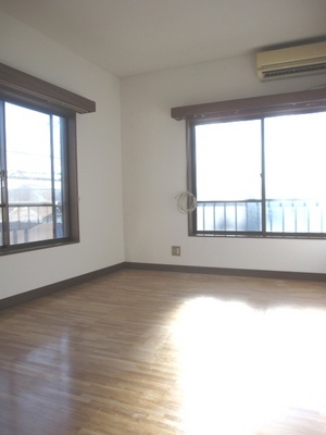 Living and room. Each room is a two-sided lighting