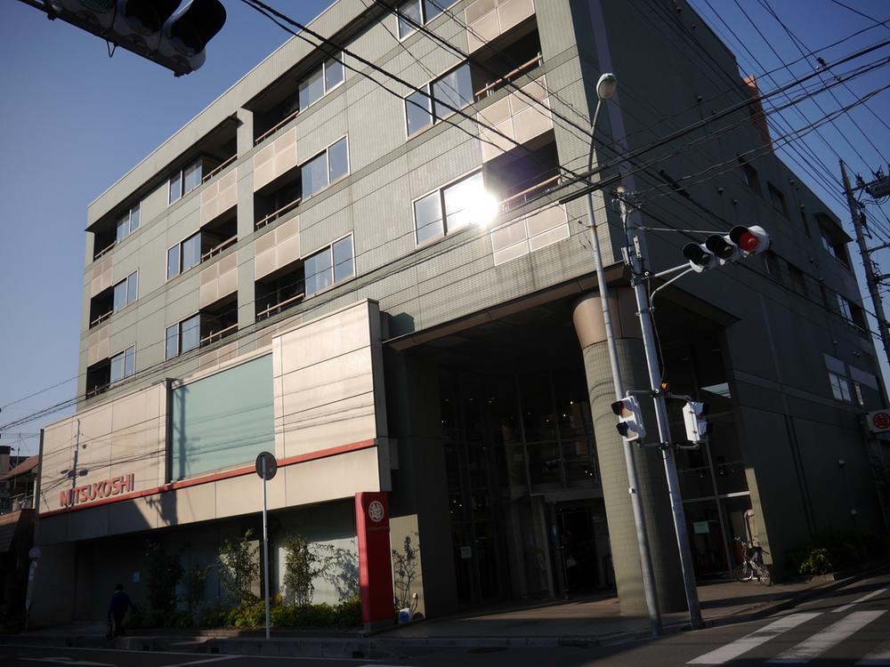 Shopping centre. 500m to Mitsukoshi