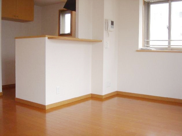 Living and room. It is a popular counter kitchen