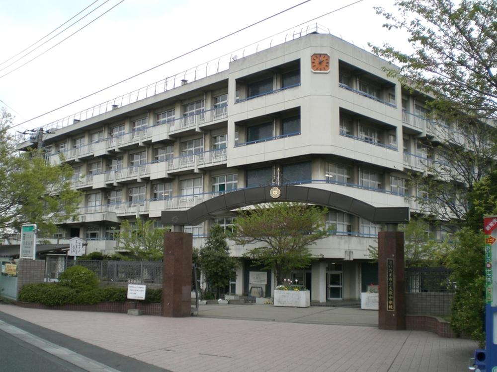Junior high school. 530m until the Saitama Municipal Ohara junior high school