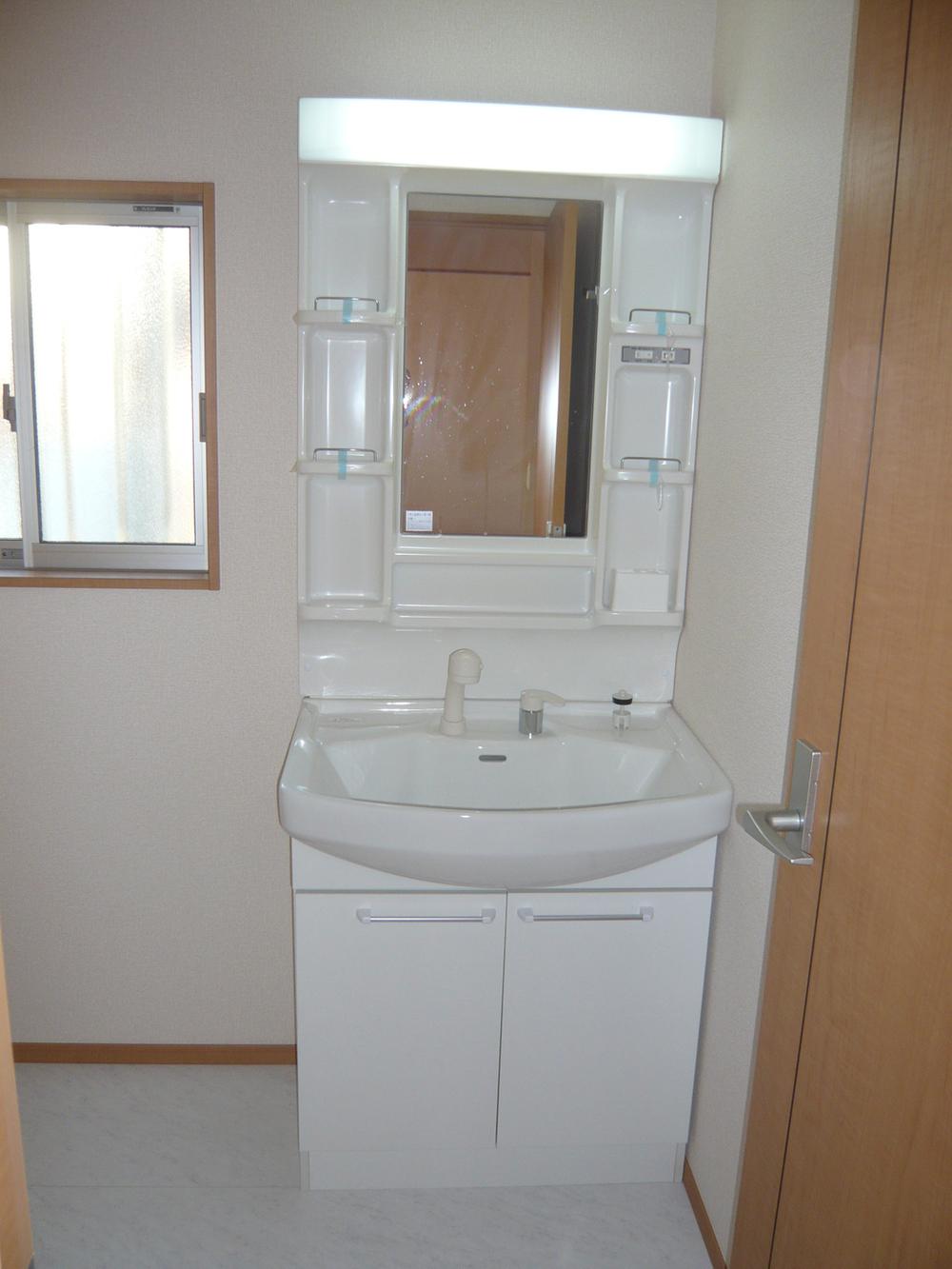 Wash basin, toilet. ◇ washbasin!