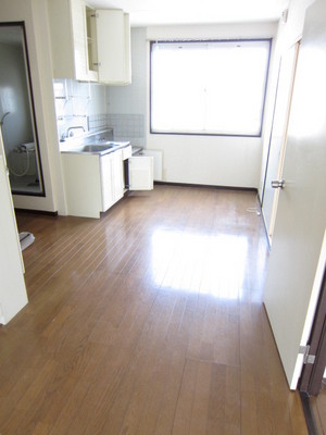 Living and room. It is airy rooms