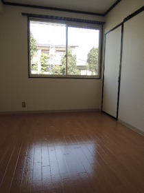 Living and room. North is 4.5 Pledge of Western-style.