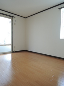 Living and room. It is the south side of the 6 quires Western-style.