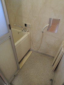 Bath. Reheating ・ It is a bathroom with windows.