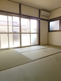 Living and room. 6 is a Pledge of Japanese-style room. Air conditioning is leaving product.